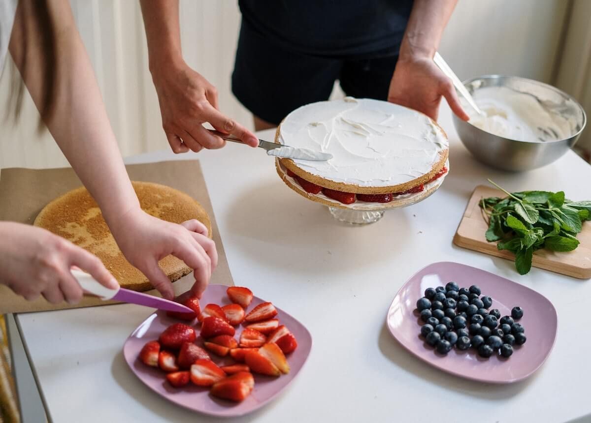raw strawberry freezer cake (without added sugar)